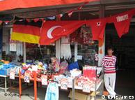 Laden mit deutschen und türkischen Flaggen (Foto: DW)