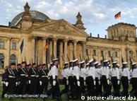 Rekruten der Bundeswehr nehmen am Sonntag (20.07.2008) vor dem Reichstagsgebäude in Berlin an dem öffentlichen Gelöbnis teil. Traditionell werden am 20. Juli jeden Jahres, der Tag des gescheiterten Attentats auf Adolf Hitler vom 20. Juli 1944, junge Soldaten auf die Bundesrepublik Deutschland vereidigt. Foto: Fabrizio Bensch dpa/lbn +++(c) dpa - Report+++