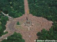 Thousands of Berliners turn out for a mass rally at the Victory Column.