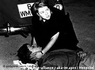 大学生贝诺.奥内索格在1967年6月的一次街头抗议骚乱中被警方打死