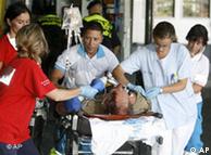Personal médico atiende a un pasajero herido en Barajas.