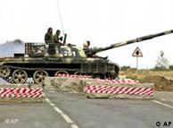 资料图片：2008年8月俄罗斯士兵驻守在距离格鲁吉亚西北部60公里处