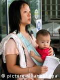 A mother with her son waits at the Princess Margaret hospital in Hong Kong, China, 22 September 2008. The hospital is handling health checks on children who may have been affected by contaminated mainland milk after a three-year-old Hong Kong girl who'd been fed tainted milk was found to have kidney stones on 21 September. It was the first case to be diagnosed locally since dairy products laced with the industrial chemical melamine made thousands of mainland children ill. Hong Kong health department said on 22 September that one more child have been fed tainted milk milk product adulterated with melamine. EPA/YM YIK +++(c) dpa - Bildfunk+++