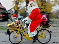 Weihnachtsmann auf Fahrrad. Quelle: ap