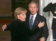 Merkel udn Bush begrüßen sich (Quelle: AP)