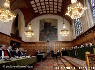 A general view of the public hearing concerning a conflict between Argentina and Uruguay at the International Court of Justice in The Hague, Netherlands, Thursday, 08 June 2006. The International Court of Justice in The Hague has public hearings today and on Friday in the case of Argentina's claim that Uruguay violated a bilateral treaty between the two countries by constructing two paper mill plants along the shared border of the Uruguay River. During the the trial, scheduled for June 8 and 9, Argentina will try to prove that the factories will cause environmental degradation to the region, thereby breaching a 1975 Statute of the Uruguay River. Foto: EPA/EVERT-JAN DANIELS +++(c) dpa - Report+++
