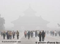 ARCHIV - Passanten gehen in Beijing durch eine dichte Smogschicht (Achivfoto vom 26.10.2007). China geht mit einer neuen Strategie in die Verhandlungen über die Begrenzung der Treibhausgase. Statt wie früher defensiv zu argumentieren, dreht die viertgrößte Wirtschaftsmacht den Spieß um und geht offensiv mit Maximalforderungen in die Gespräche über ein Nachfolgeabkommen für das Kyoto-Protokoll nach 2012. Selbstbewusst fordert China die wohlhabenden Staaten auf, ihre Treibhausgase bis 2050 nicht nur um 50 Prozent, sondern vielmehr um 80 bis 95 Prozent verringern. Foto: Diego Azubel (zu dpa-Themenpaket zur UN-Klimakonferenz in Posen vom 20.11.2008) +++(c) dpa - Bildfunk+++