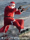 Weihnachtsmann auf Wakeboard. Quelle: dpa