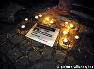 Κεριά γύρω από τη φωτογραφία του Αλέξη, έξω από την ελληνική πρεσβεία στη Σόφια της Βουλγαρίας