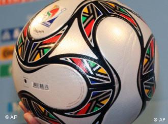 الكرات التي إستخدمت في كأس العالم من 1970 2010 وخاصة كرة جابولاني التي سيلعب بها المنتخب الجزائري في جوهانزبورغ 0,,3876326_4,00