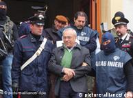 Benedetto Capizzi, capo de mafia siciliana sale de Caserma Carini, la estación de policía de Palermo. La policía apresó en diciembre de 2008 a 90 sindicados. 