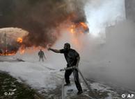 Petugas pemadam kebakaran Palestina berjuang menjinakkan api di sebuah toko obat setelah serangan udara Israel mengenai pompa bensin di dekatnya, di Rafah, Minggu (28/12).