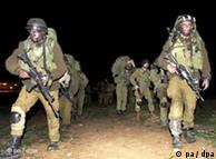 Soldados israelenses marcham sobre a Faixa de Gaza