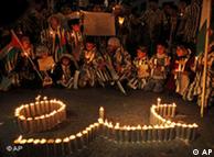 Lichterkette und protestierende Gruppe von Palästinensern  (Foto: AP)