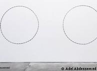 'Sphères 2' (2006), de Adel Abdessemed: arame farpado fala por si