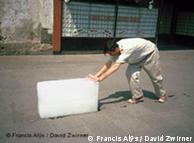 Francis Alÿs empurra bloco de gelo pela Cidade do México: performance em vídeo 'Paradox of Praxis' (1997)