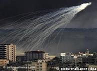 Über Gaza explodiert eine Rakete (Foto: dpa)