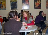 Zwei Frauzen sitzen in der Cafeteria des Goethe-Instituts Istanbul, im Hintergrund weitere KursteilnehmerInnen