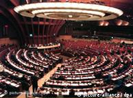 Das Archivbild vom 12.01.1999 zeigt das Plenum des Europarates in Straßburg. Seit seiner ersten Direktwahl vor genau 20 Jahren ist das Europaparlament zu einem ernstzunehmenden Machtfaktor in der Europäischen Union (EU) geworden. Die Europawahlen finden am 13. Juni statt. dpa (zu dpa-Themenpakt 
