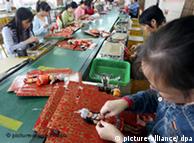 Buruh pabrik mainan di Cina
