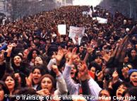 صحنه‌ای از تظاهرات زنان و مردان ایران در سال ۱۳۵۷