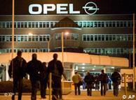 Personal del primer turno llega a la planta de Opel en Bochum, Alemania.