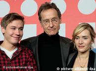 برنهارد اشلینک (وسط)، نویسنده رمان روایتگر، به همراه دو هنرپیشه اصلی این فیلم، کیت وینسلت و داوید کروس