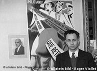 Escritor francês Louis Aragon em frente a cartaz da causa republicana