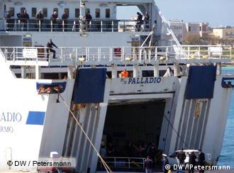 Πολλοί πρόσφυγες θα μεταφερθούν με πλοίο στη γειτονική Σικελία
