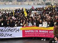 Viudas, huérfanos y otras víctimas protestan el 21 de marzo de 2009 contra la mafia napolitana. 