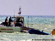 Guardas costeiros dos países europeus mediterrâneos costumam apreender embarcações em alto mar e enviá-las de volta a seus países de origem