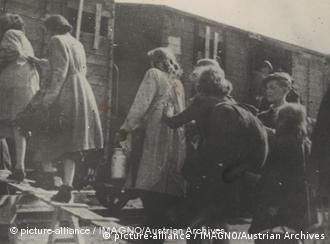 انتقال گروهی از زنان و کودکان یهودی از گتوی ورشو با واگن حمل  گاو به اردوگاه تربلینکا در سال ۱۹۴۴