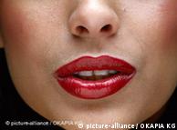 Rot geschminkter Frauenmund
Foto: picture-alliance / OKAPIA KG,