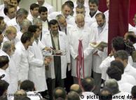 Rais Mahmoud Ahmedinejad na wanasayansi katika kituo cha Isfahan cha kutengeza nishati ya nuklia