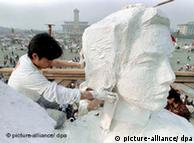 1989年5月30日，学艺术的大学生在天安门广场塑造民主女神像