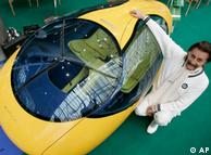 El diseñador Luigi Colani presenta su modelo de auto eléctrico.