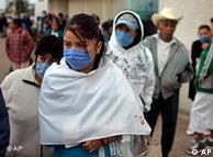 Warga menggunakan masker di Toluca, Meksiko, Minggu (26/04). 