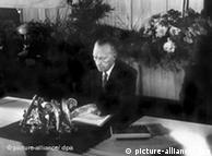 Konrad Adenauer, presidente de la asamblea contituyente, ratifica la Ley Fundamental.