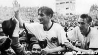 1954年，德国队首夺足球世界冠军，球员被激情的观众抬了起来