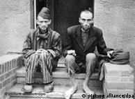 图片为：1945年5月初，被释放的两名强制劳工在德国图林根的多拉-诺德豪森集中营前的合影