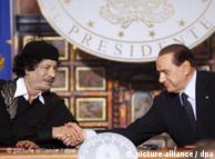 الزعيم الليبي معمر القذافي تربطه علاقات وثيقة مع رئيس الوزراءالايطالي سيلفيو برلسكوني  