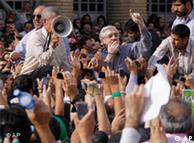 میرحسین موسوی هنگام سخنرانی برای مردم در تظاهرات ۲۵ خرداد ۱۳۸۸