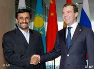 دمیتری مدودیف، رییس جمهوری روسیه، به‌هنگام استقبال از محمود احمدی‌نژاد برای شرکت در نشست پیمان همکاری شانگهای