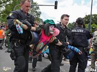 Полиция уносит демонстрантов с дороги в Гиссене