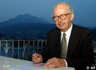 Archivbild vom 5. Sept. 2005 zeigt den deutsch-britischen Soziologen und Politiker Lord Ralf Dahrendorf im Rahmen des Lucerne Festivals in Luzern. Dahrendorf ist am Mittwoch im Alter von 80 Jahren gestorben. (AP Photo/Keystone, Sigi Tischler)