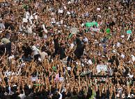 تظاهرات در تهران، ۲۷ خرداد سال گذشته − عکس حضور موسوی را نیز در میان مردم ثبت کرده است