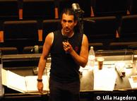 El coreógrafo mexicano, Miguel Angel Zermeño, durante uno de los ensayos en la Ópera de Bonn. 