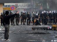 صف‌آرایی نیروهای پلیس در برابر معترضان در ایران