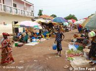 Mulheres num mercado de Gabu. Elas são a principal força de trabalho na Guiné-Bissau e por isso pode ser este grupo o maior interessado no microcrédito