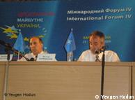 Гості форуму - тимчасовий повірений у справах США в Україні Джеймс Петтіт (зліва) та експерт Волтер Зарицький.